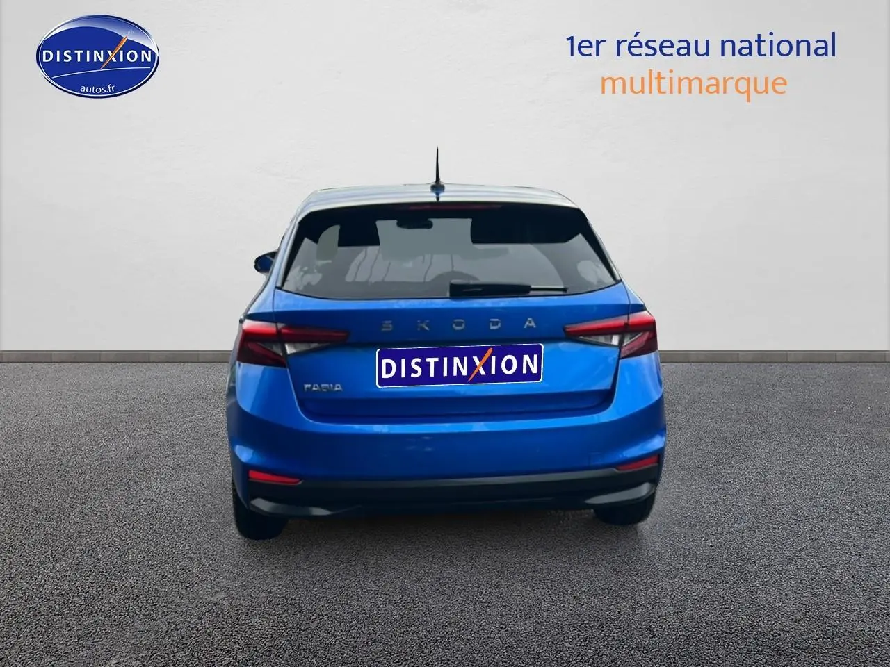 Vue arrière d'une Skoda Fabia bleu 2025 avec feux arrière LED et hayon fermé sur fond neutre.