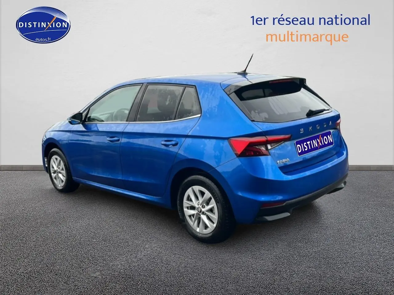 Vue 3/4 arrière droite d'une Skoda Fabia bleue 2025 avec jantes alu et feux arrière LED visibles.