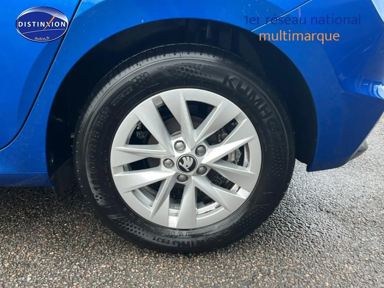 Gros plan sur la roue arrière droite avec jante alu argentée d’une Skoda Fabia bleue 2025.