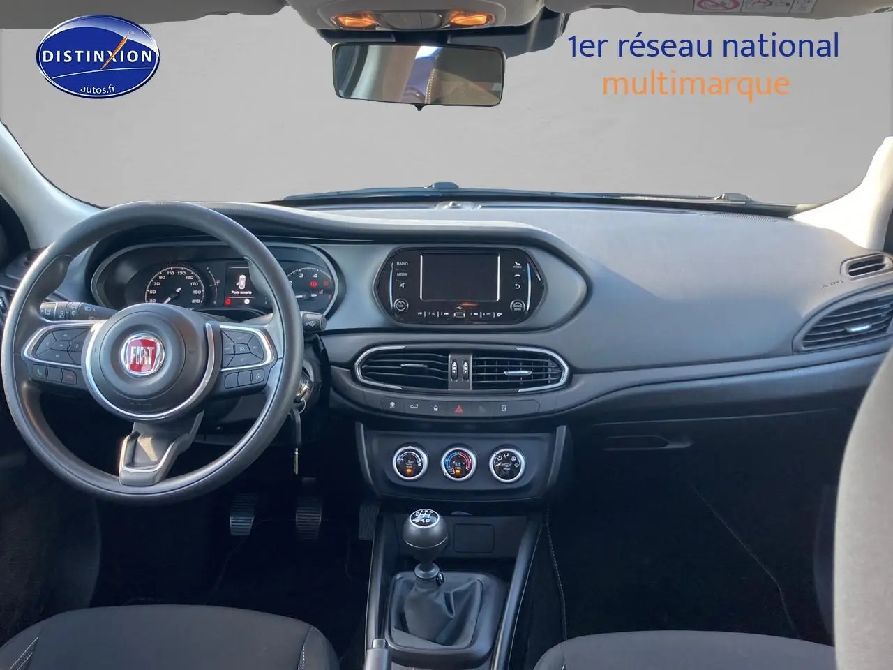 Vue intérieure frontale du tableau de bord et volant multifonction de la Fiat Tipo 1.6 Multijet 130 diesel 2024.