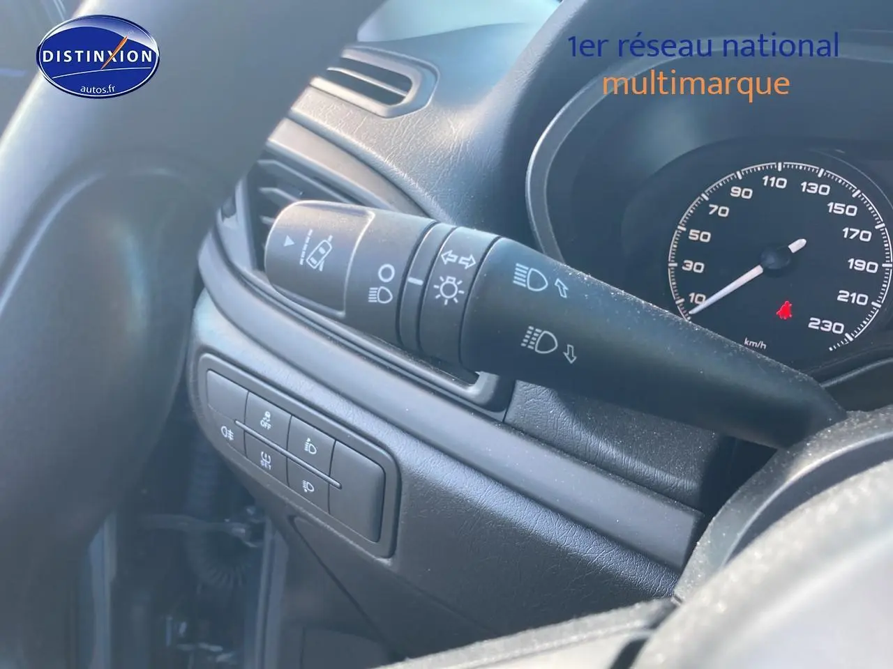Vue intérieure côté gauche du tableau de bord noir de la Fiat Tipo 2024 avec commandes d'éclairage et compteur de vitesse.