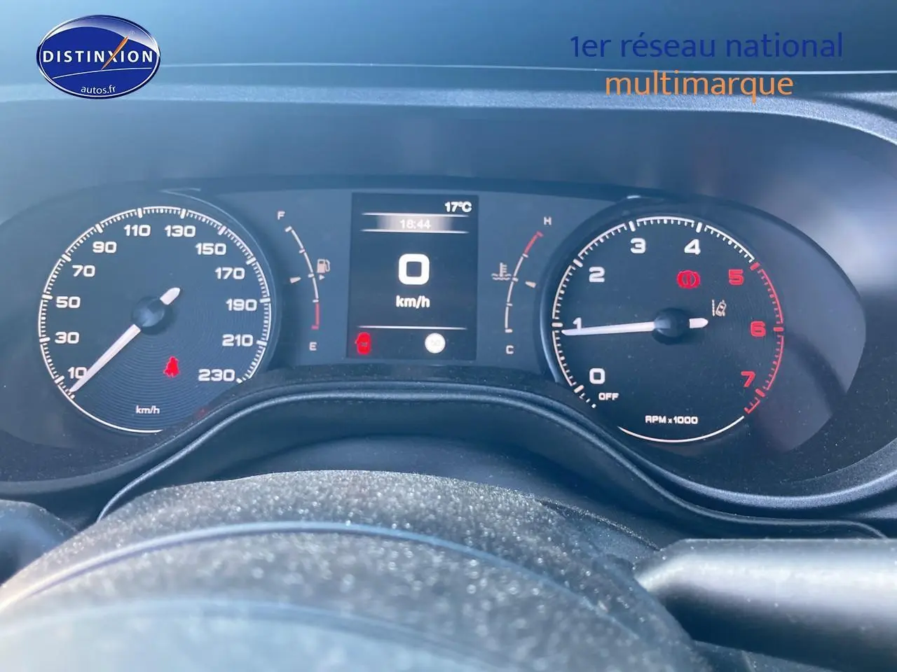 Vue rapprochée du tableau de bord noir de la Fiat Tipo 1.6 Multijet 130 diesel 2024 avec compteur digital au centre.