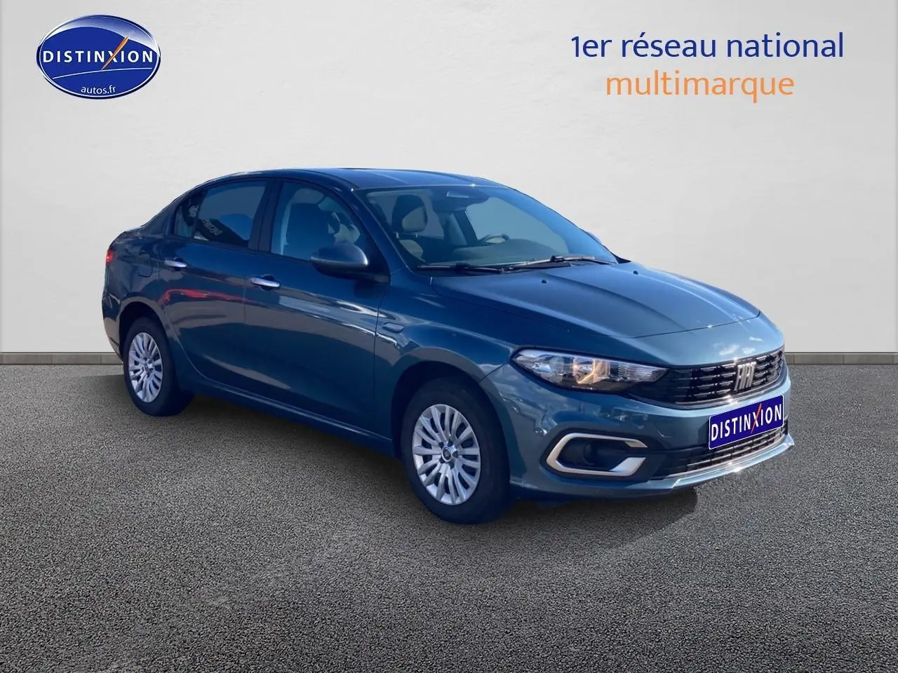 Vue 3/4 avant droit d'une Fiat Tipo 1.6 Multijet 130 bleu avec calandre chromée et enjoliveurs d'origine.