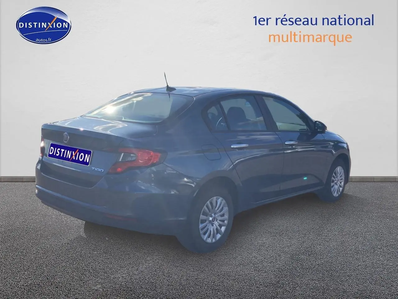 Vue 3/4 arrière droite d'une FIAT TIPO bleu 2024 avec enjoliveurs et calandre chromée visible.