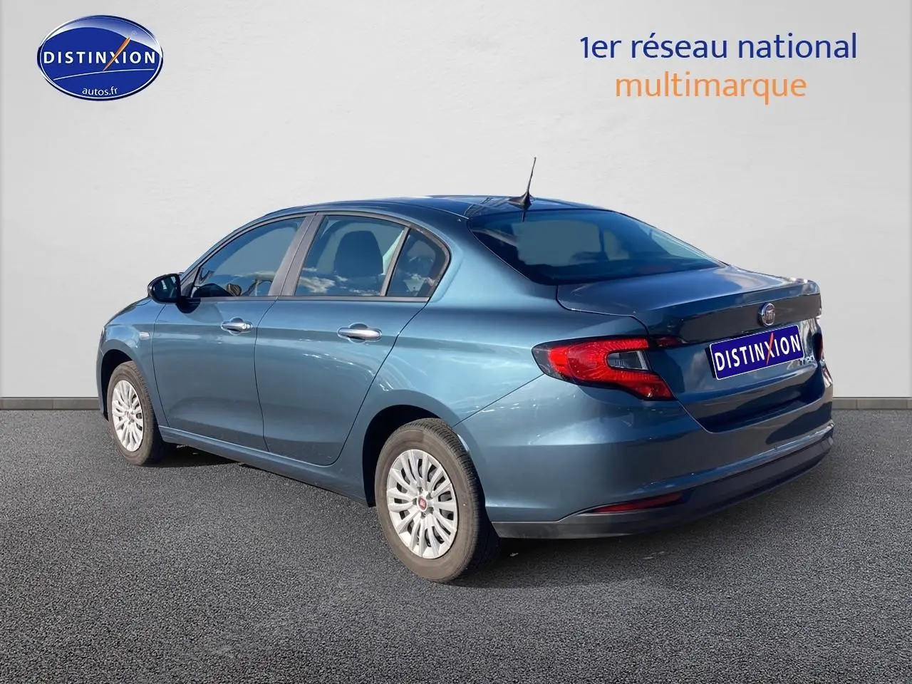 Vue 3/4 arrière droite d'une Fiat Tipo 1.6 Multijet 130 diesel bleu avec enjoliveurs et calandre chromée.