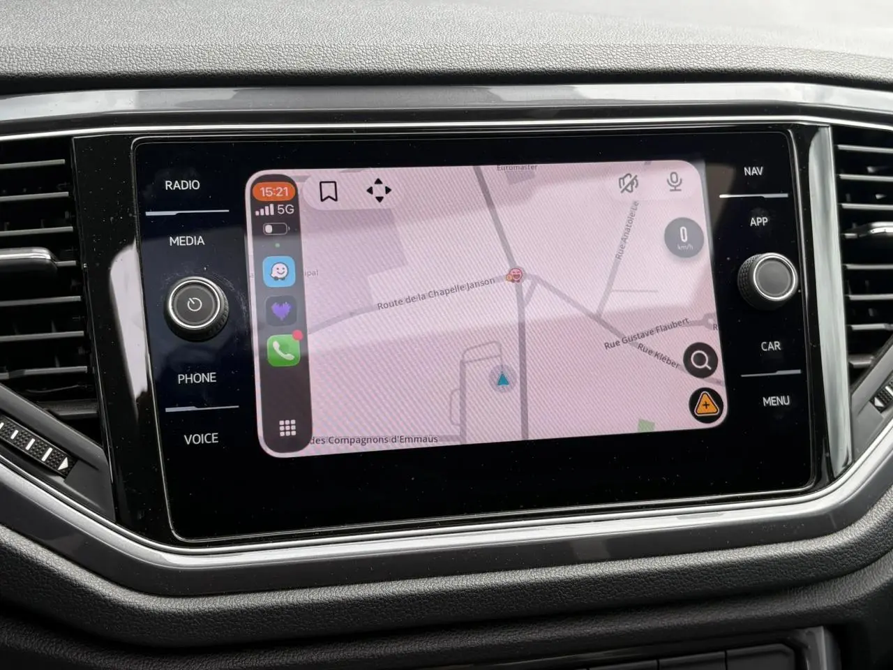 Écran tactile central du Volkswagen T-Roc 1.5 TSI 150 DSG7 Carat affichant une carte de navigation.