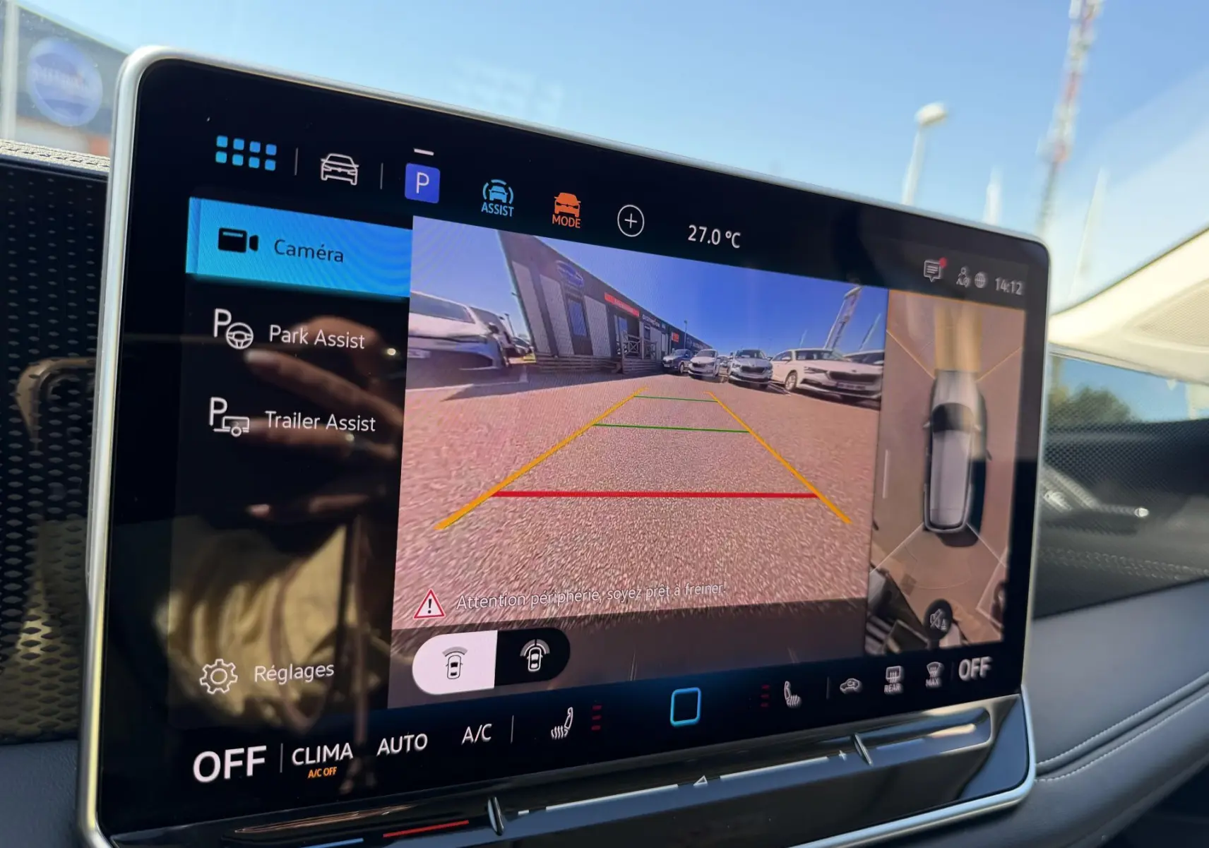 Écran tactile intérieur du Volkswagen Tiguan 2025 montrant l'assistance au stationnement avec vue caméra arrière.