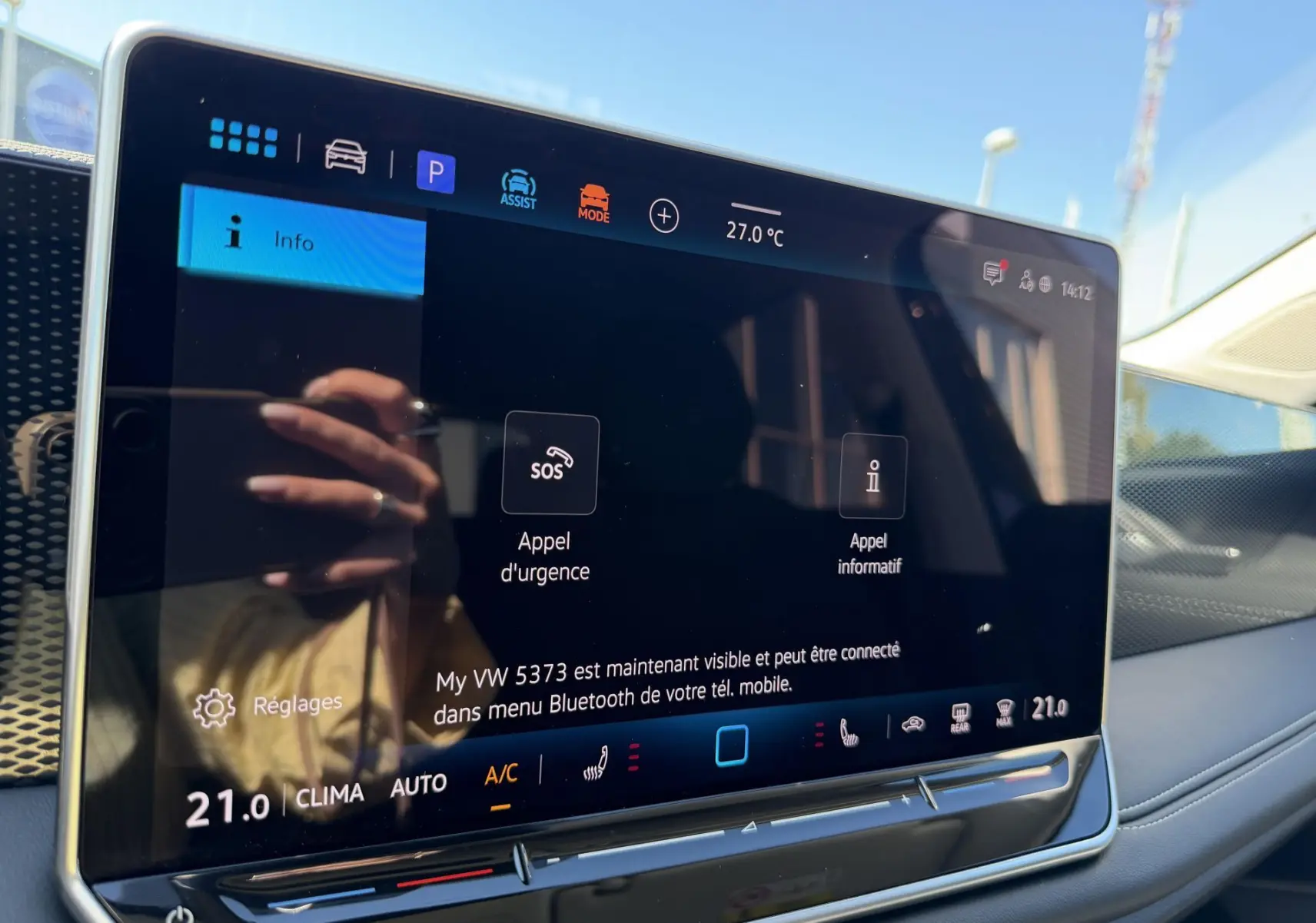 Écran tactile central du Volkswagen Tiguan 2025 affichant les options d'appel d'urgence et climatisation à 21°C.