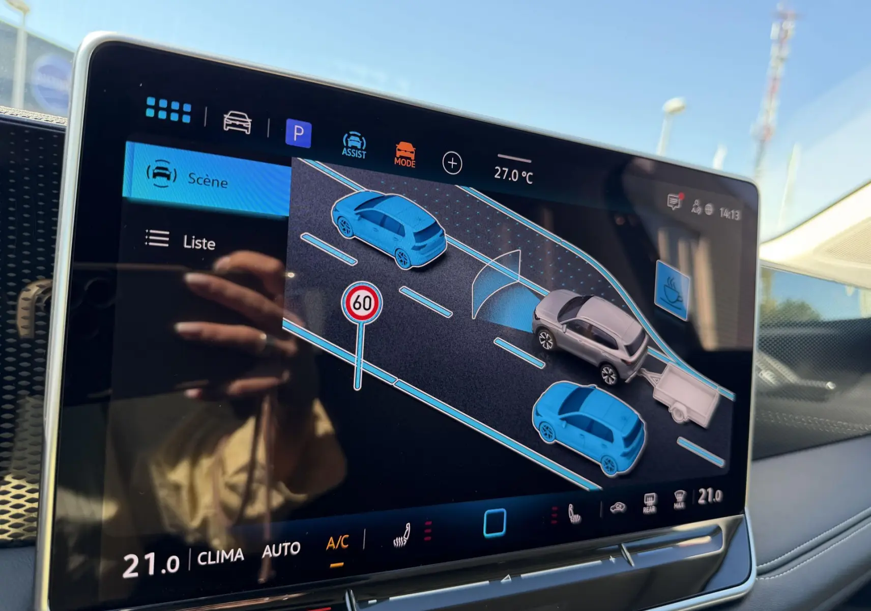 Écran tactile intérieur du Volkswagen Tiguan 2025 montrant l'assistant de stationnement avec remorque en vue schématique.