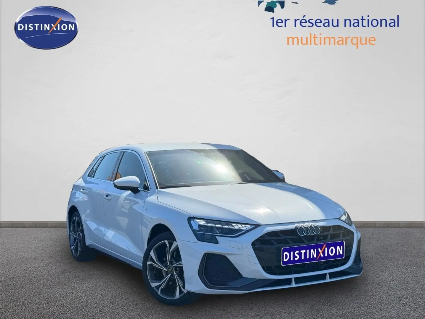 Audi A3 Sportback blanc Glacier métallisé vue 3/4 avant avec calandre noire et jantes alliage.