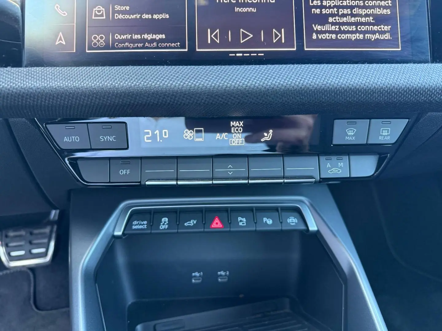 Vue rapprochée de la console centrale de l’Audi A3 Sportback 2025, avec commandes climatisation et boutons multifonctions.