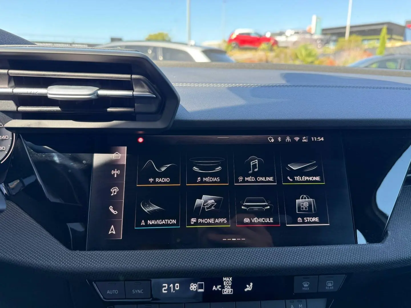 Écran tactile central affichant le menu multimédia de l'Audi A3 Sportback 2025, intérieur noir moderne.