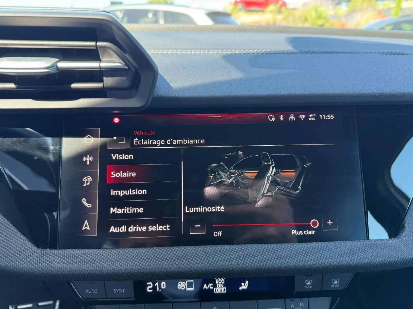Écran central tactile de l'Audi A3 Sportback 2025 blanc Glacier, affichant les réglages d'éclairage d'ambiance intérieure.