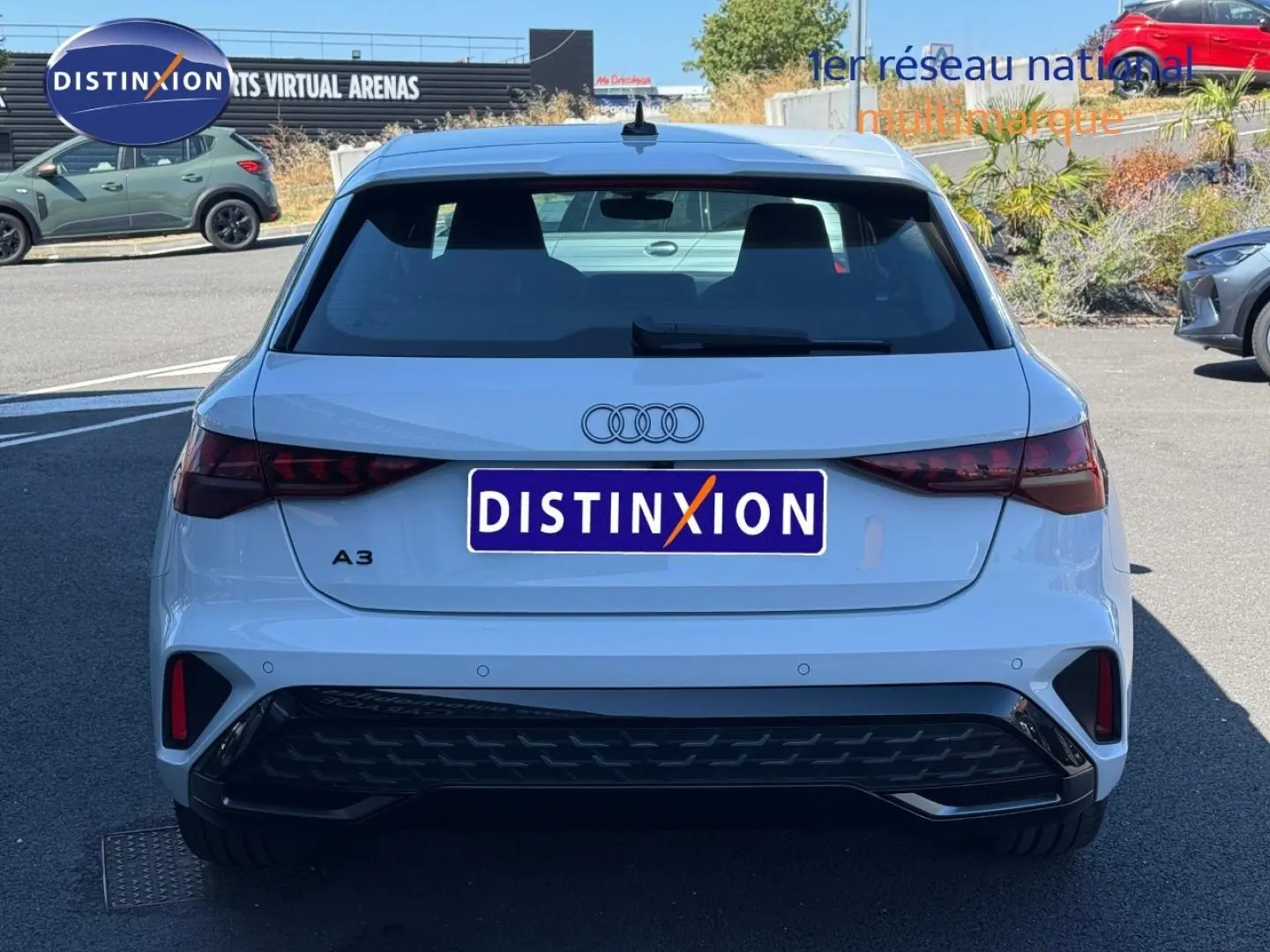 Vue arrière d'une Audi A3 Sportback blanche Glacier métallisé, avec feux LED et diffuseur noir sportif.