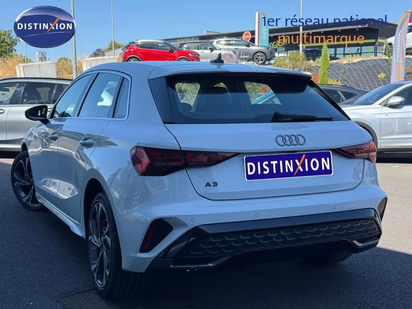 Audi A3 Sportback blanc Glacier métallisé vue 3/4 arrière droit, avec feux arrière LED et jantes alliage noires.