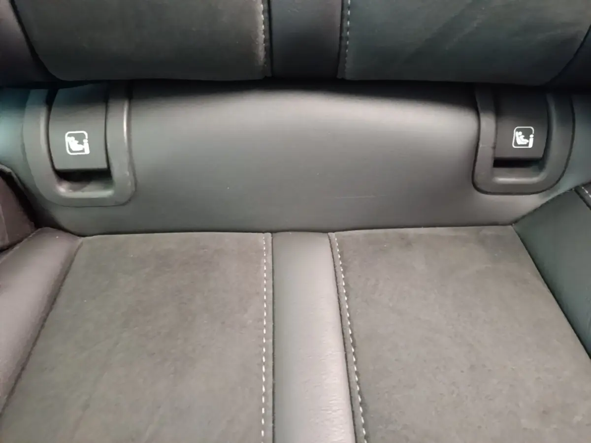 Détail de la banquette arrière en tissu gris avec commandes de rabattement des sièges visibles sur une Skoda Octavia hybride rechargeable.