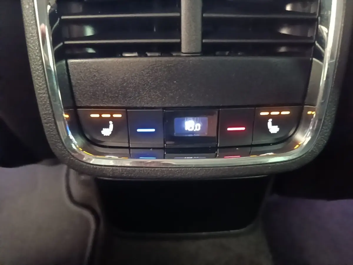 Gros plan sur la commande de climatisation arrière avec réglage température et sièges chauffants dans une Skoda Octavia bleue.