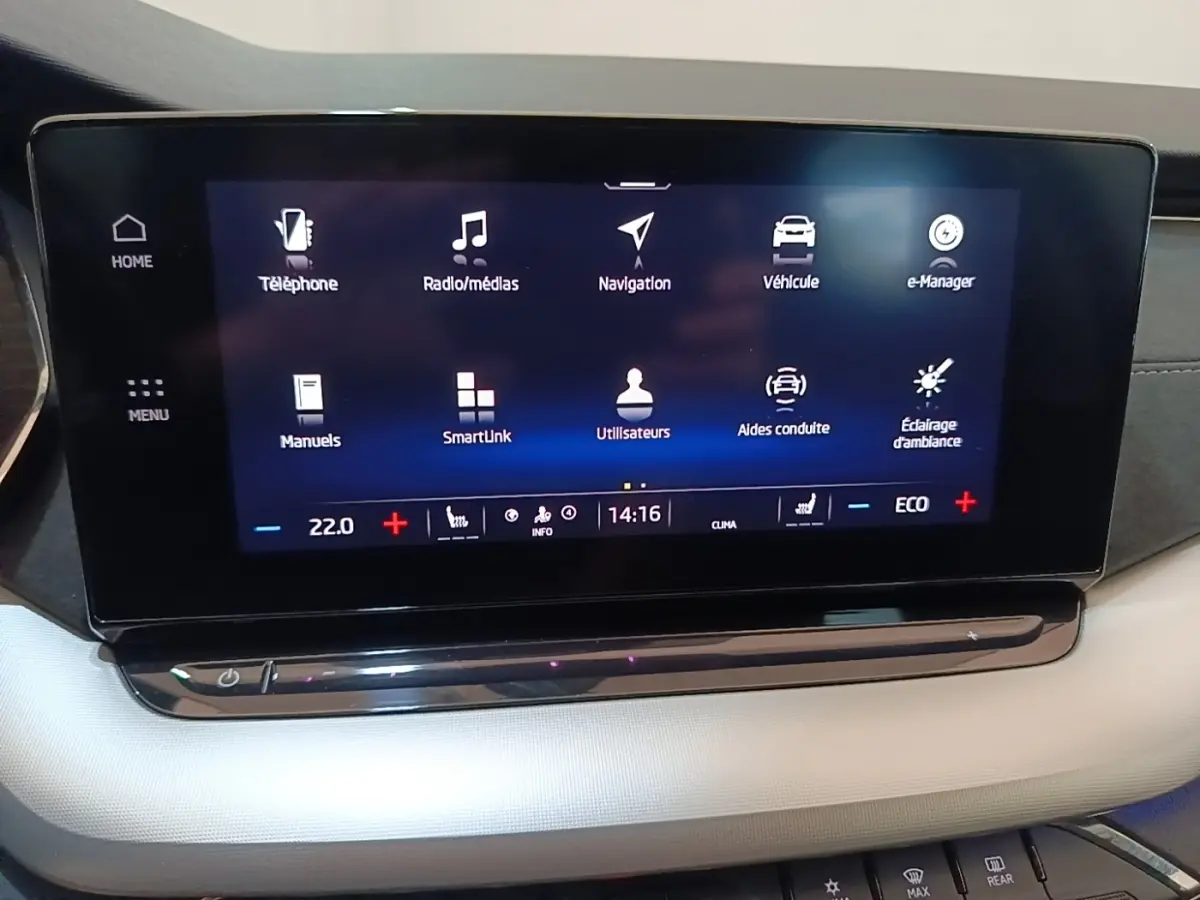 Écran tactile central du tableau de bord de la Skoda Octavia 1.4 TSI PHEV iV 204 DSG6e Style, intérieur clair.