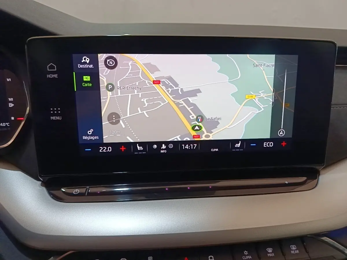 Écran tactile central affichant la navigation 3D dans l'habitacle beige d'une Skoda Octavia hybride rechargeable.