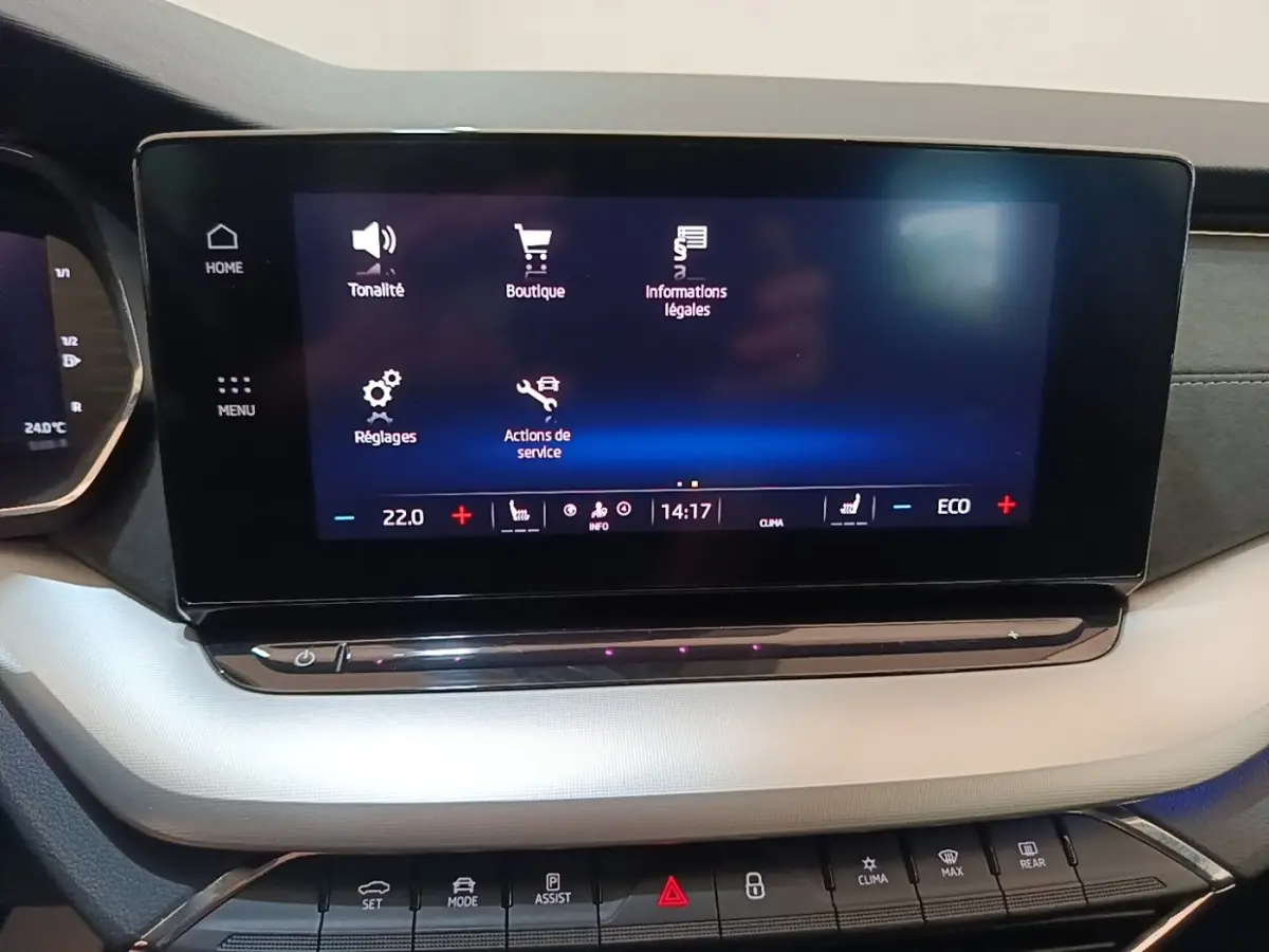Écran tactile central de la Skoda Octavia 1.4 TSI PHEV 2022, affichant les réglages climatisation et services.