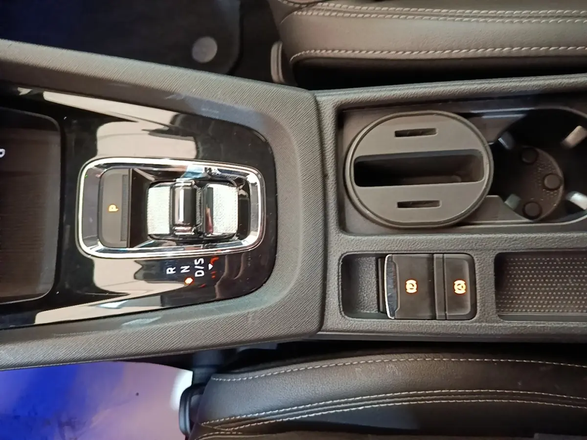 Vue rapprochée de la console centrale noire avec levier de vitesses électronique et boutons frein à main dans une Skoda Octavia 2022.