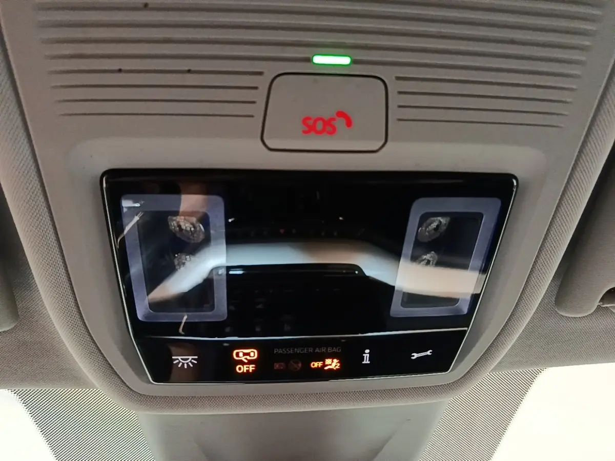 Vue intérieure du plafonnier avec commandes d'éclairage et indicateurs airbag d'une Skoda Octavia bleue 2022.