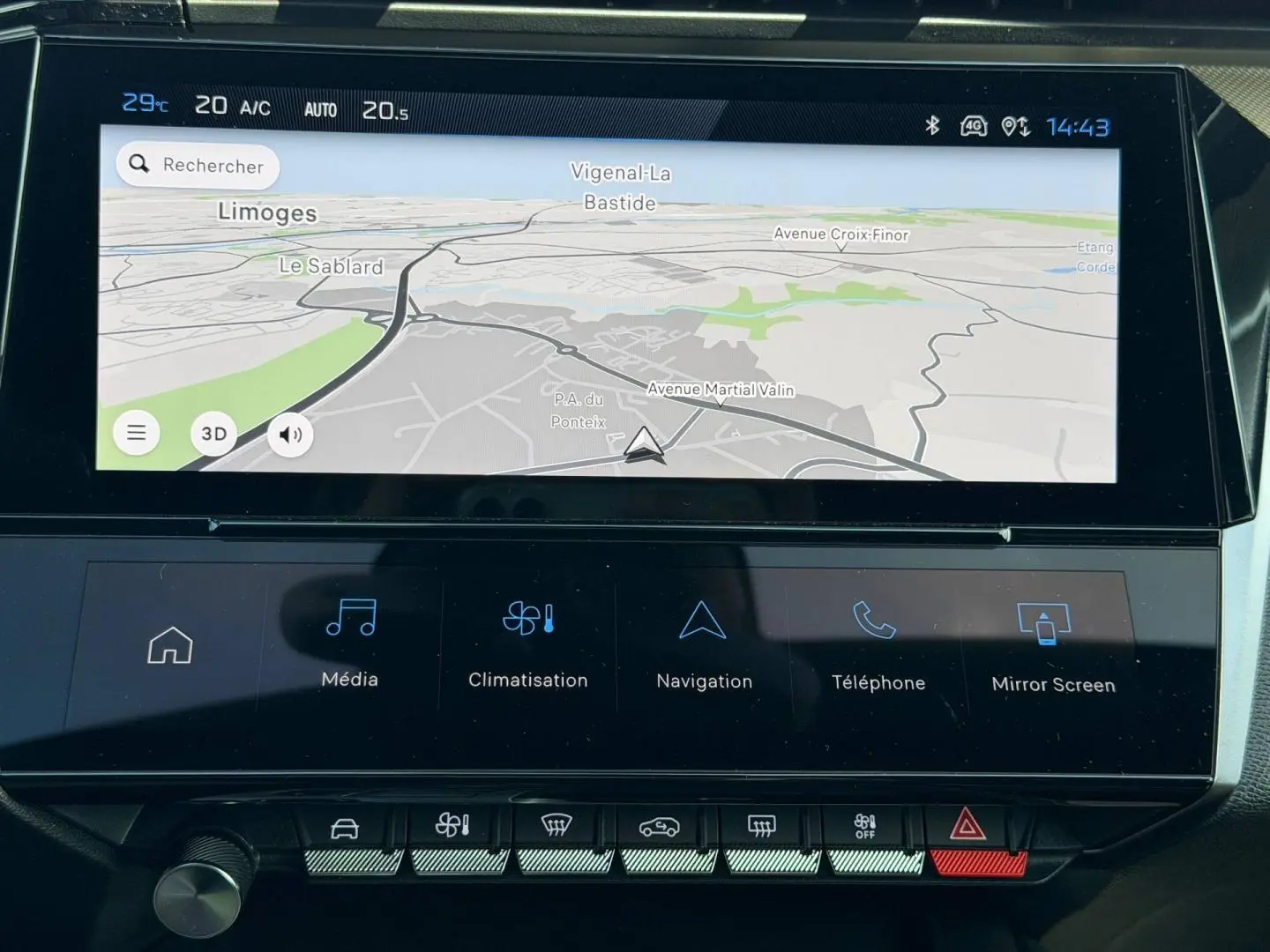 Écran tactile central du tableau de bord de la Peugeot 408 Hybrid bleu, affichant la navigation GPS.