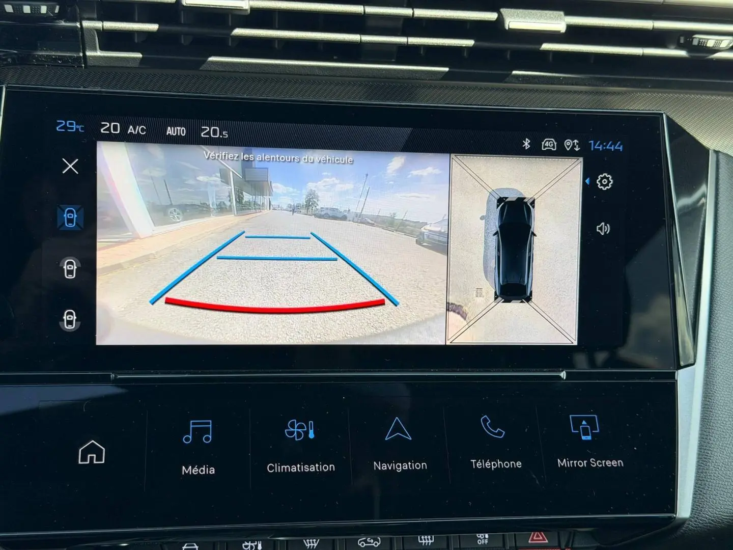 Écran tactile intérieur montrant la caméra de recul et la vue 360° de la Peugeot 408 Hybrid Bleu Obsession.