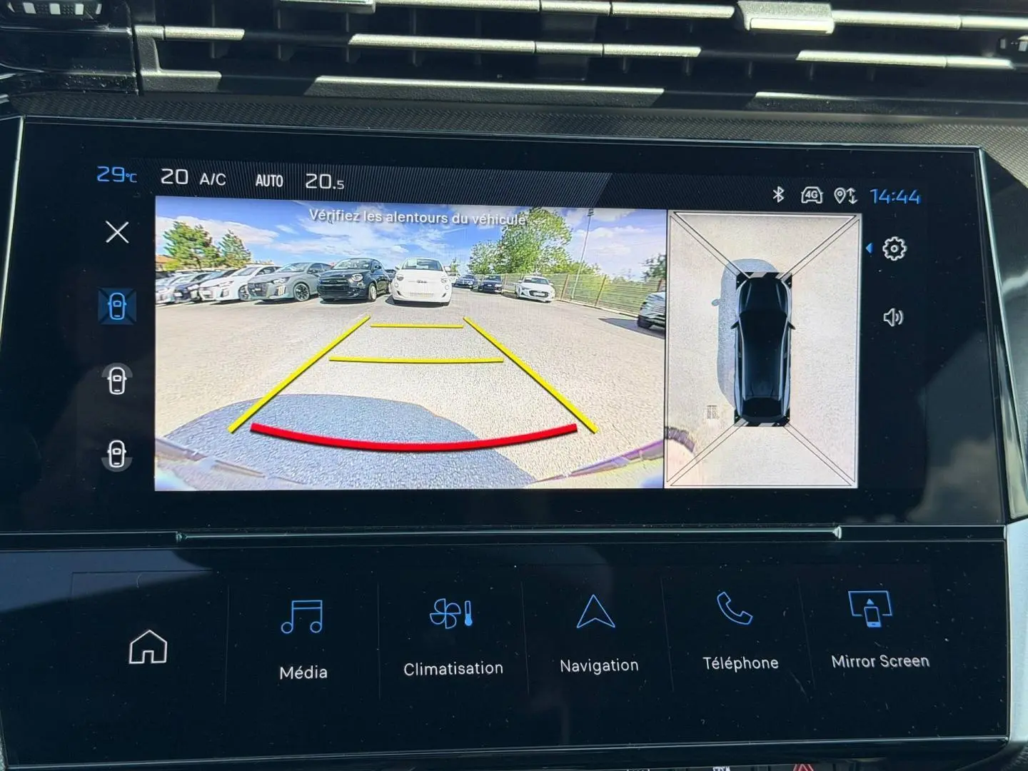 Écran tactile intérieur montrant la caméra de recul et vue 360° du véhicule Peugeot 408 Hybrid bleu Obsession.