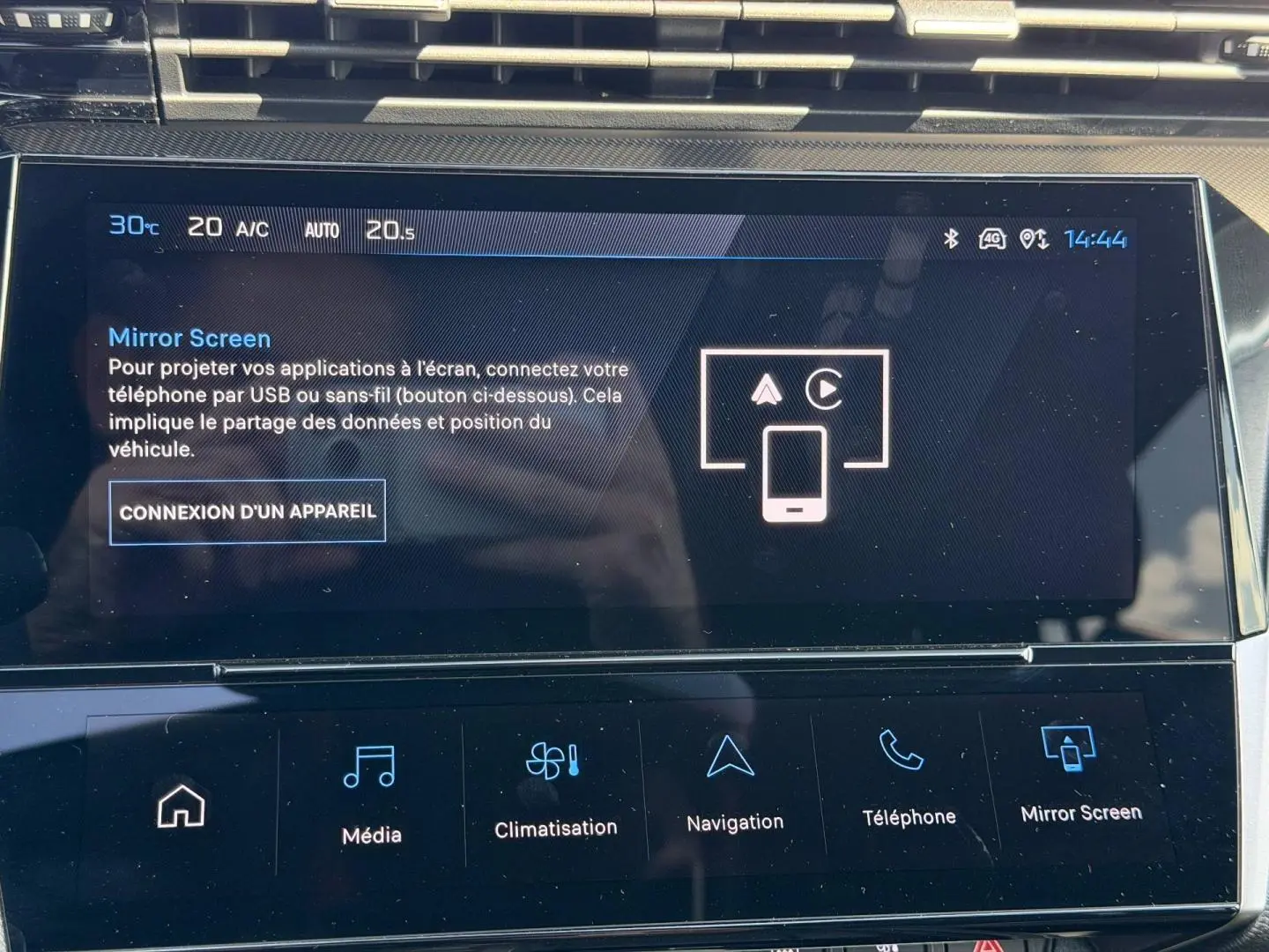 Écran tactile central de la Peugeot 408 Hybrid bleu, affichant l'interface Mirror Screen et commandes multimédia.