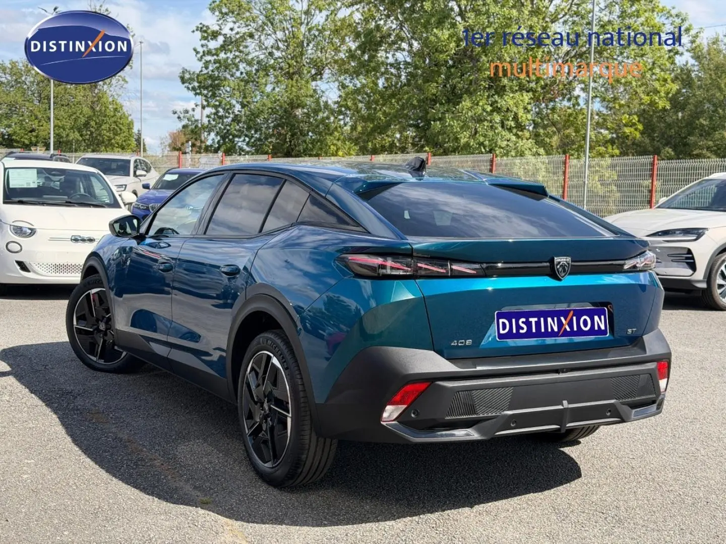 Vue 3/4 arrière droite d'une Peugeot 408 Hybrid bleu Obsession avec jantes noires et vitres surteintées.