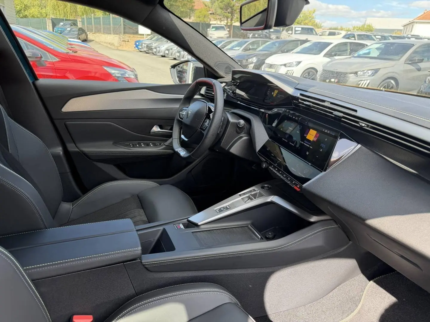Intérieur avant droit du Peugeot 408 Hybrid bleu, avec tableau de bord numérique et console centrale moderne.