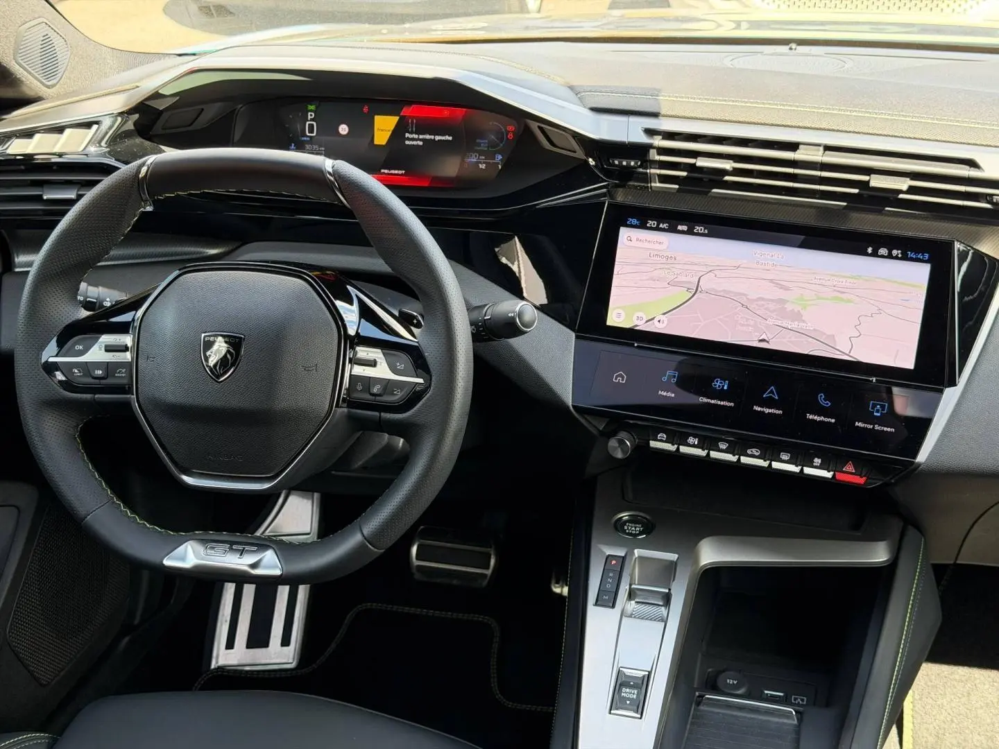 Vue intérieure centrée sur le volant cuir GT et l'écran tactile du tableau de bord de la Peugeot 408 Hybrid.