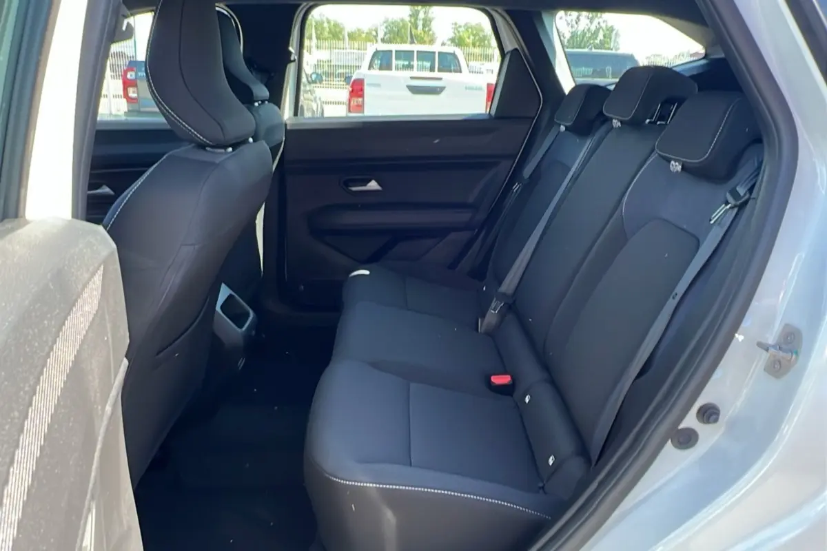 Vue intérieure côté droit des sièges arrière noirs du Dacia Bigster blanc glacier 2025, version TCE 130 4x4 Expression GPS.