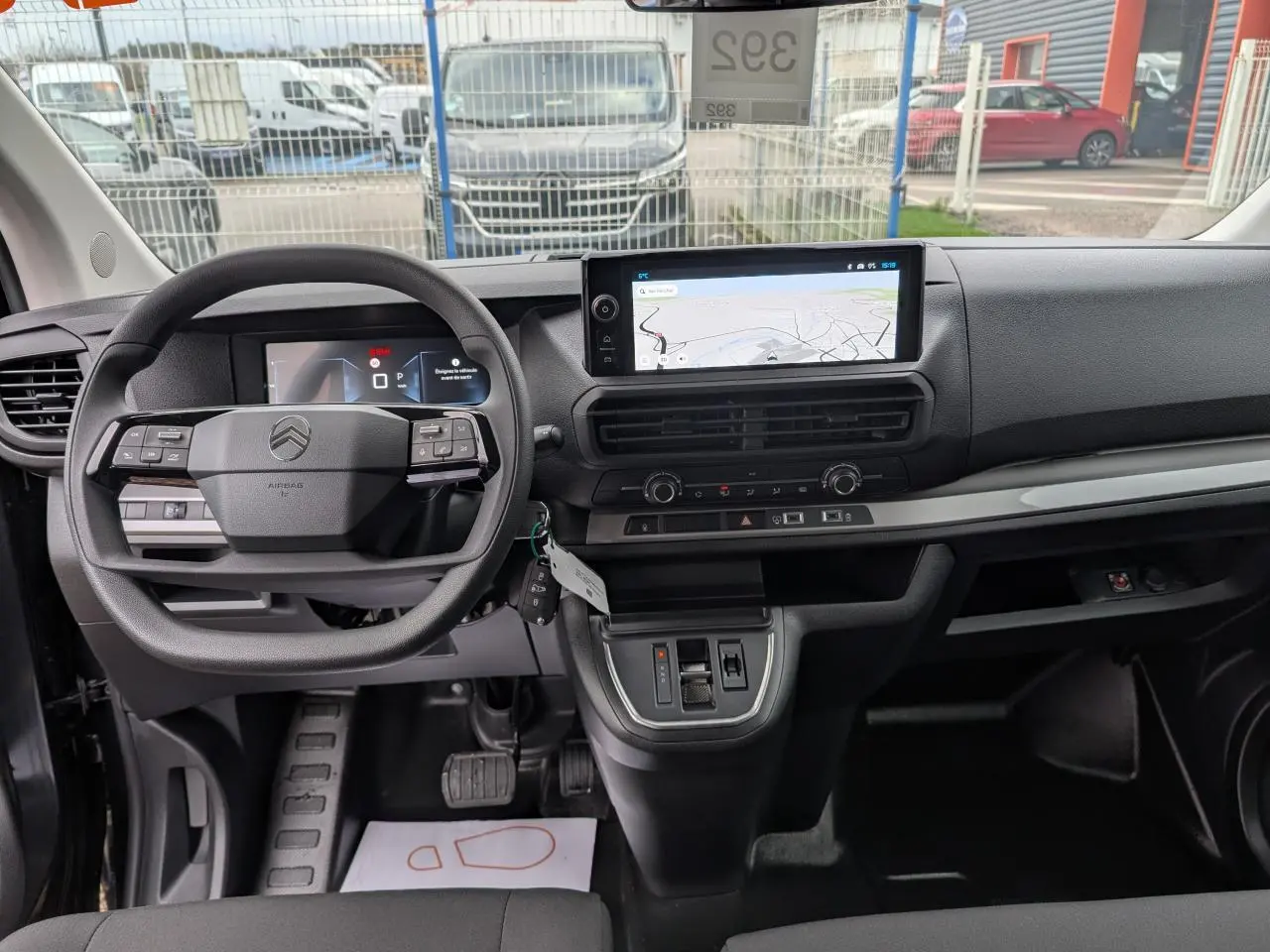 Intérieur du Citroën Jumpy 2025 vu de face, tableau de bord noir avec écran tactile 10 pouces affichant la navigation.