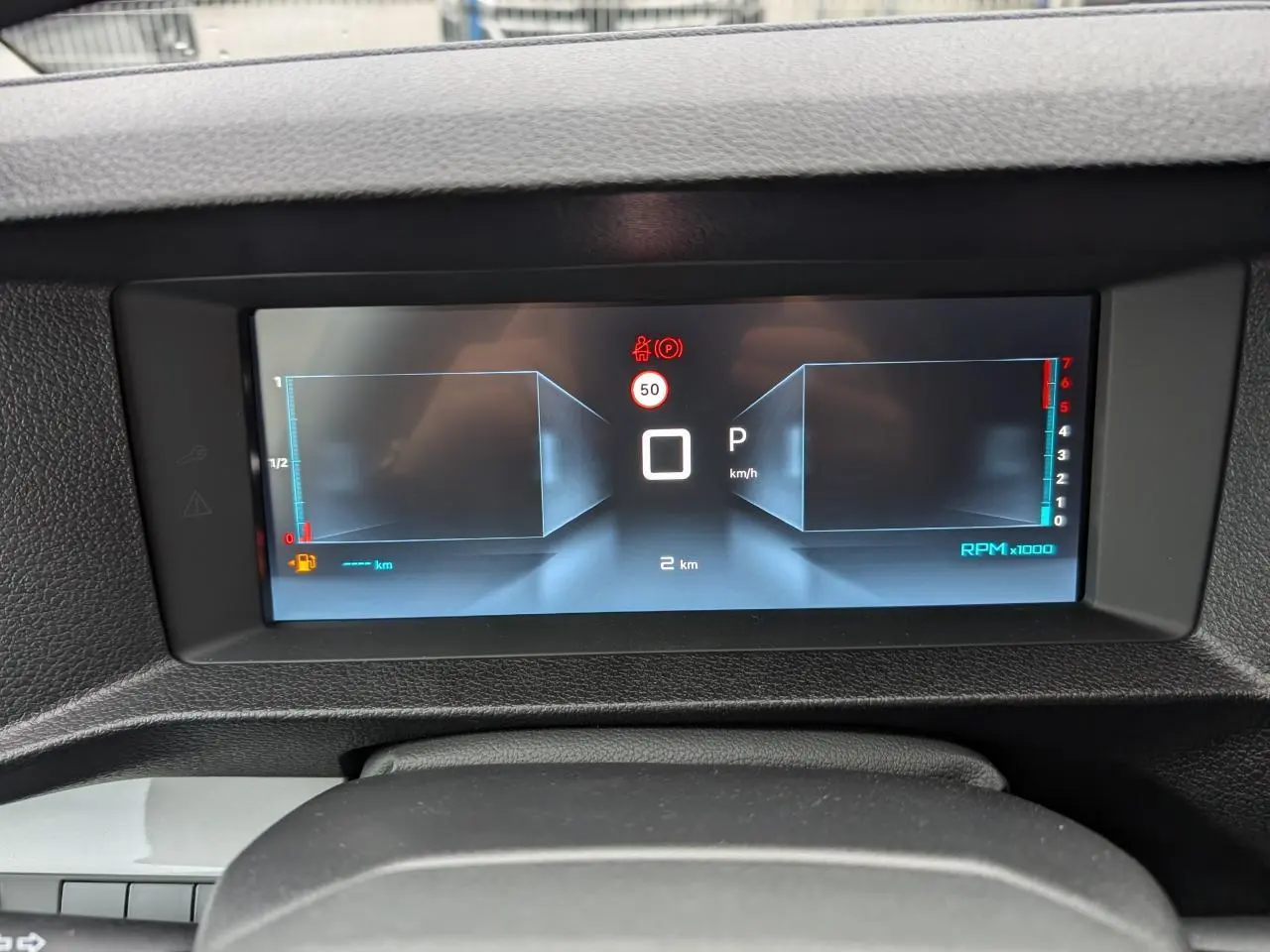 Affichage numérique du combiné de bord du Citroën Jumpy 2025, avec indicateurs de vitesse et régime moteur.