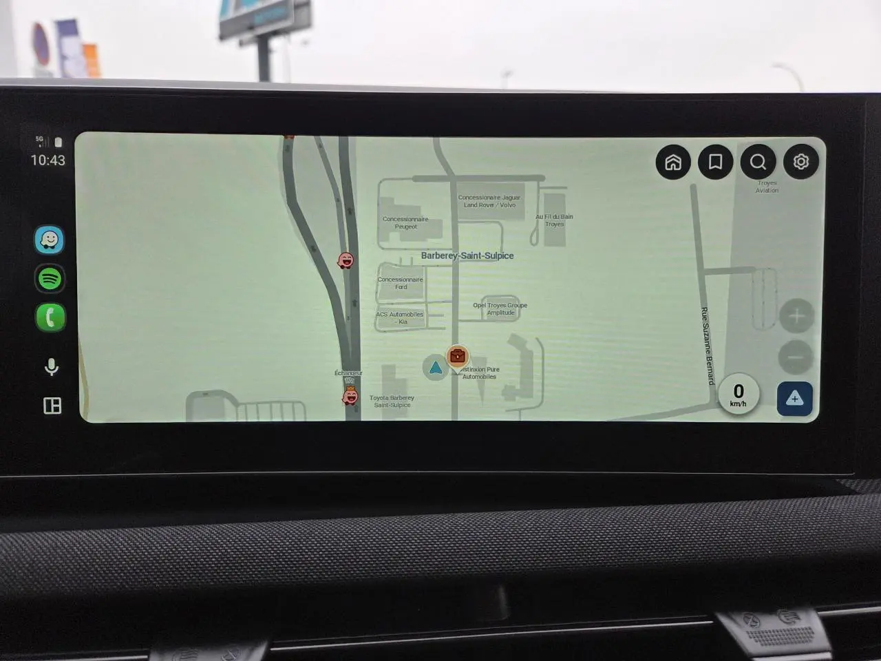 Écran tactile intérieur affichant la navigation du Hyundai Tucson 2025 en mode carte, vue frontale.