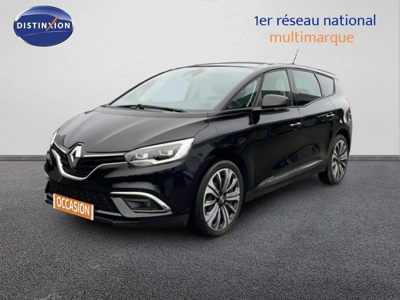 Renault Grand Scénic noir étoile métal en 3/4 avant droit, avec jantes alliage et calandre chromée visible.