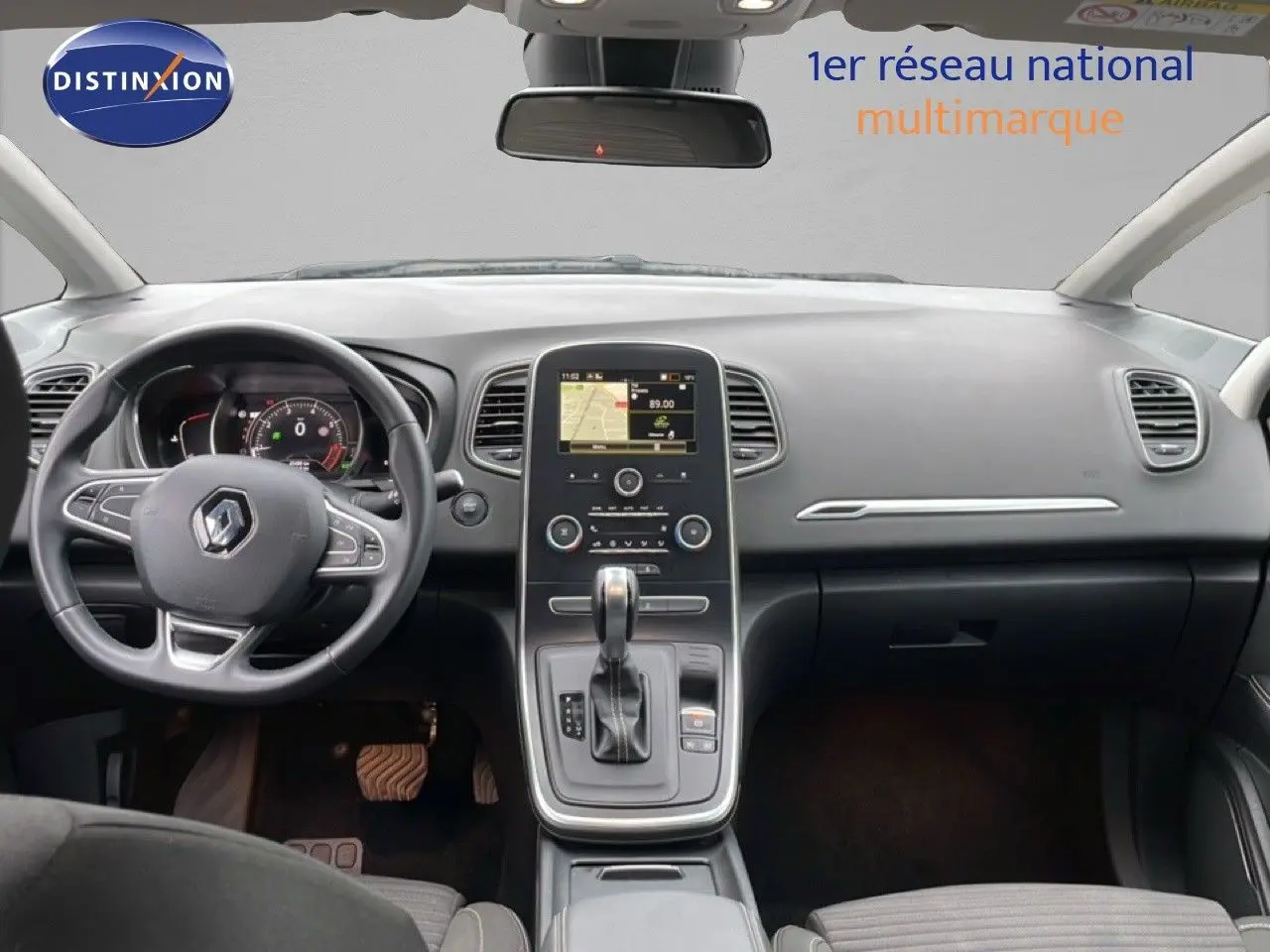 Vue intérieure frontale du tableau de bord et volant noir du Renault Grand Scenic TCE 140CH EDC FAP Business 2022.