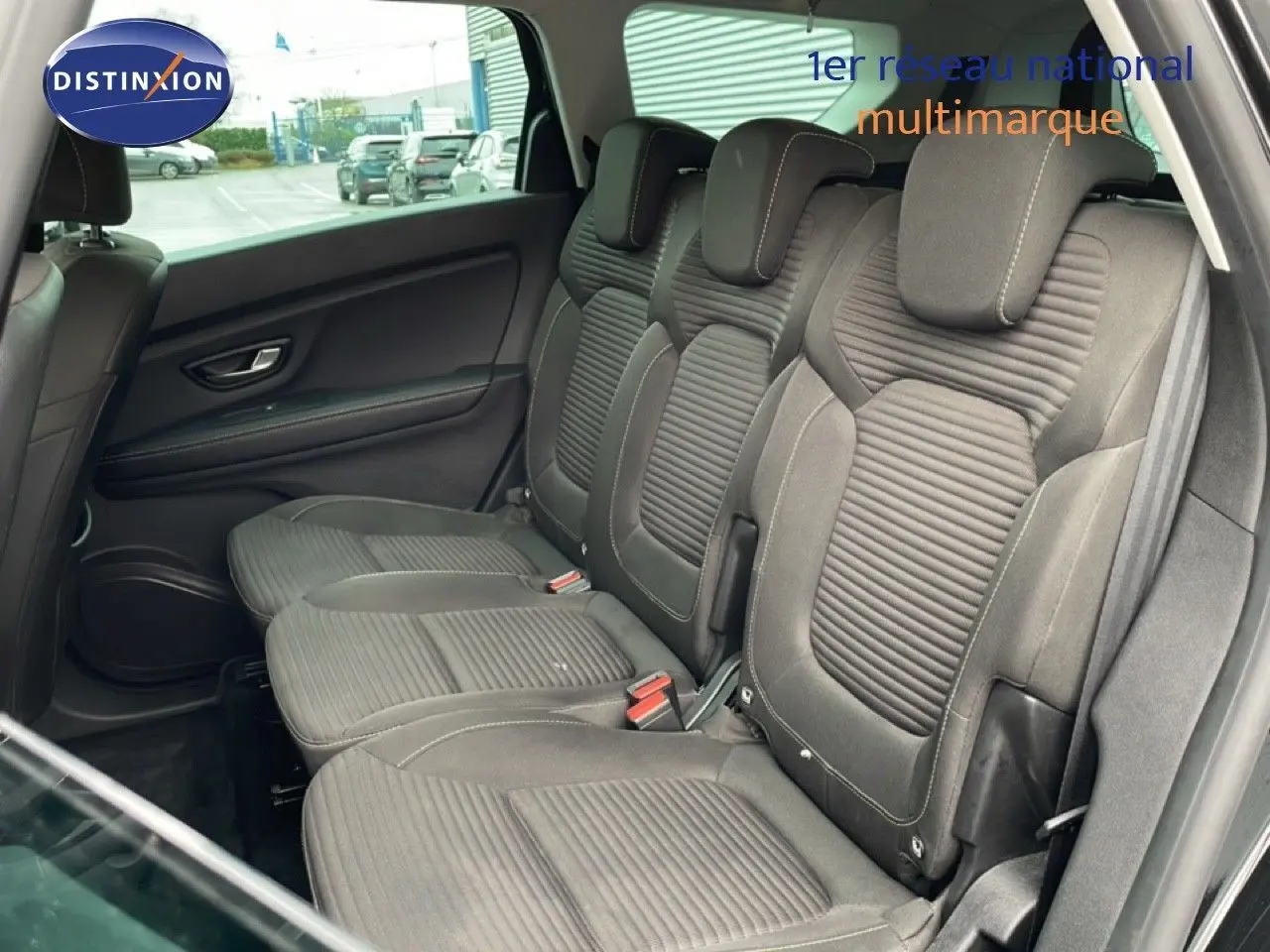 Vue côté droit des sièges arrière en tissu gris du Renault Grand Scénic 2022, intérieur spacieux et moderne.