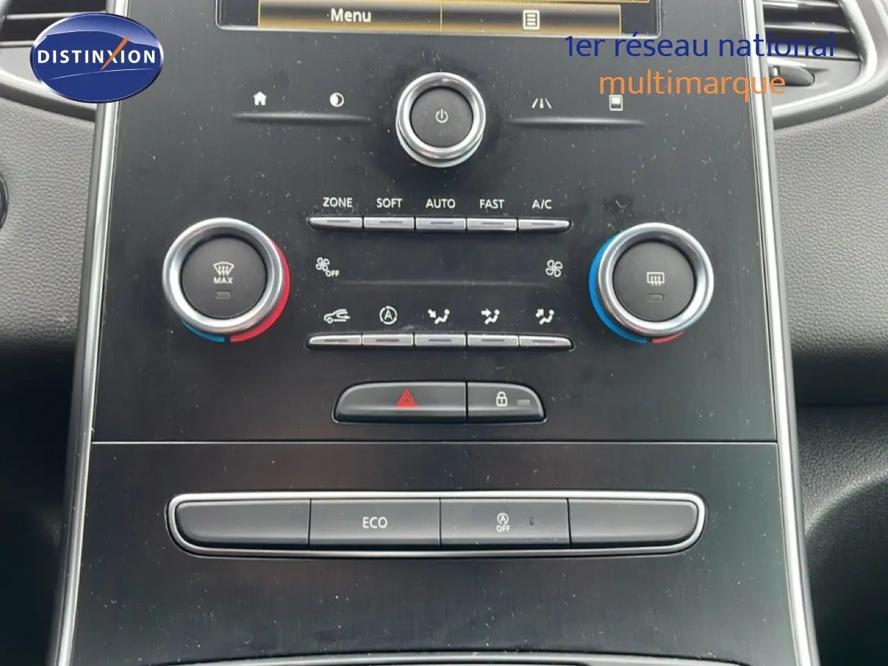 Vue rapprochée de la console centrale noire du Renault Grand Scenic 2022, avec commandes climatisation et bouton ECO.