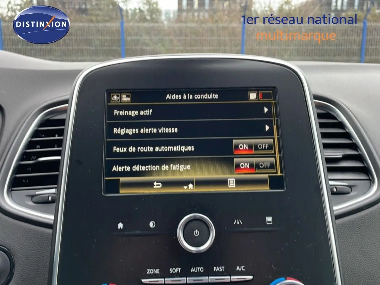 Écran central tactile du Renault Grand Scénic noir étoile métal, affichant les aides à la conduite activées.