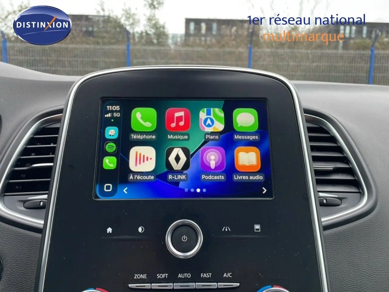 Vue rapprochée de l’écran tactile central du Renault Grand Scenic noir étoile métal, affichant l’interface R-Link.