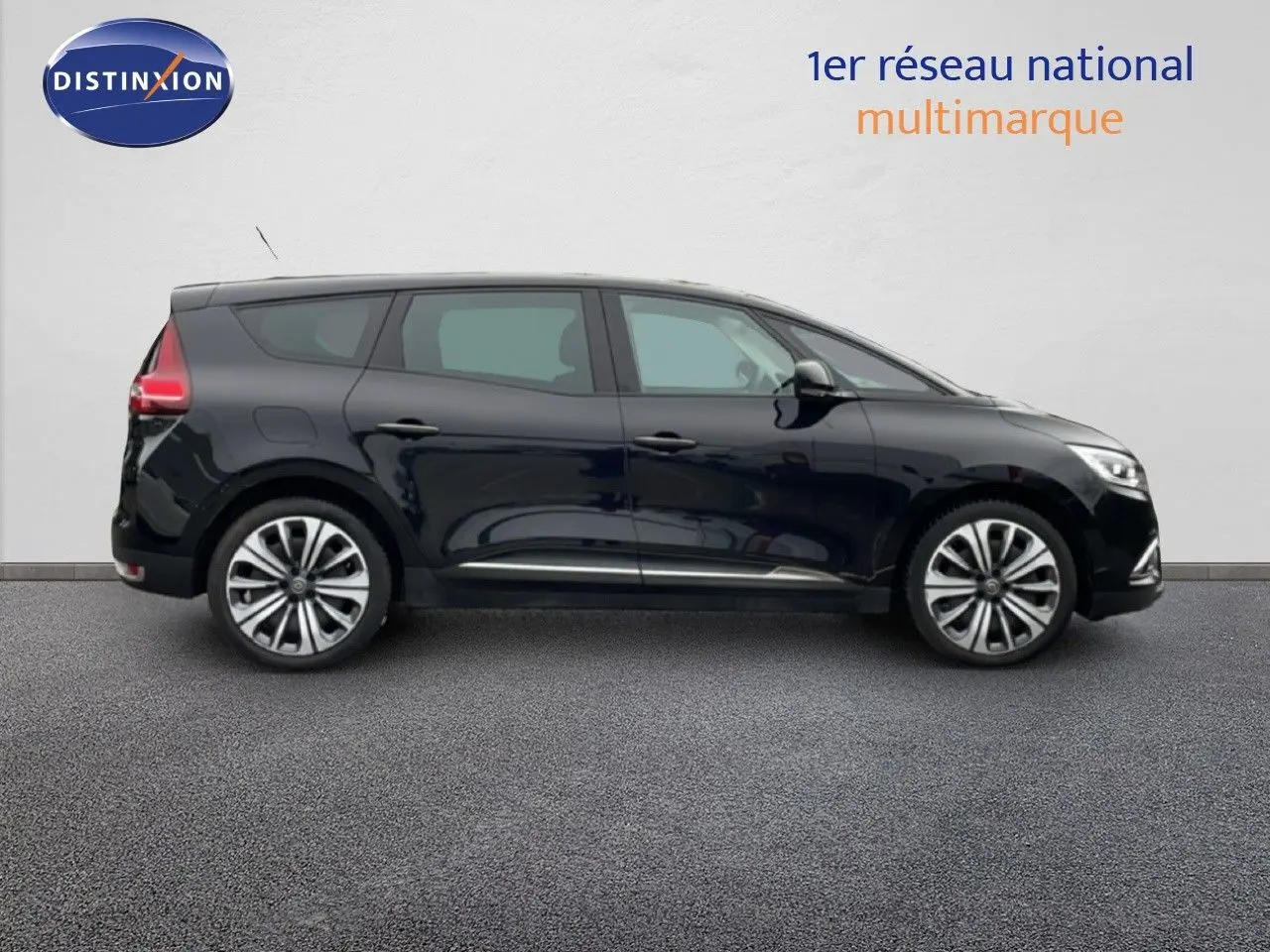 Profil côté gauche du Renault Grand Scenic noir étoile métal 2022, soulignant ses jantes alliage et lignes fluides.