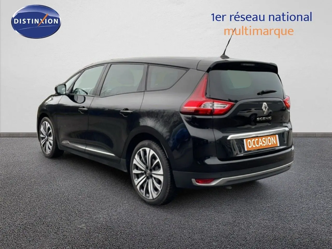 Renault Grand Scenic noir étoile métal vu en 3/4 arrière droit avec feux arrière distinctifs et jantes alliage.