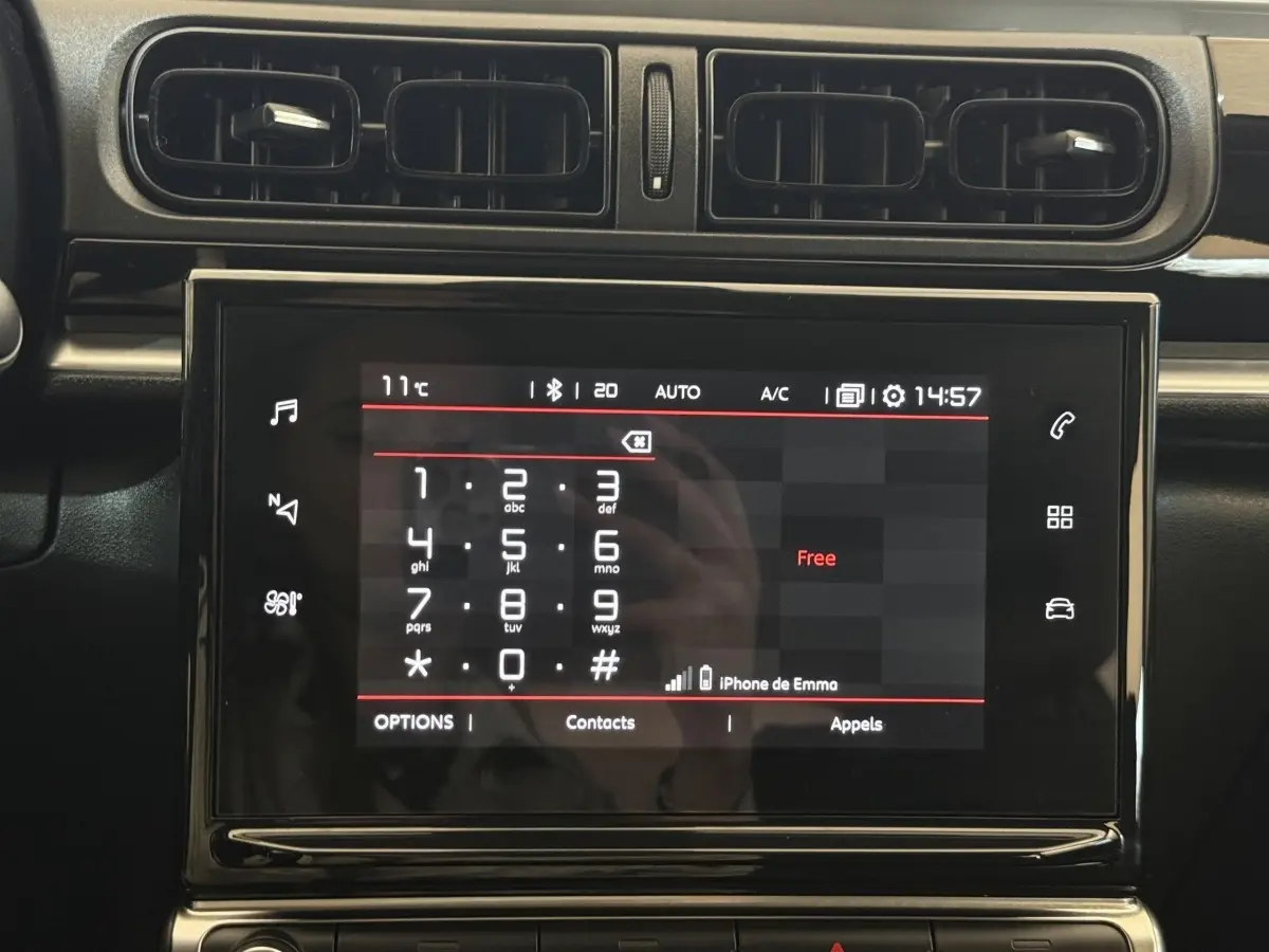 Écran tactile central de la Citroën C3 blanc 2021 affichant le clavier téléphonique avec commandes autour.