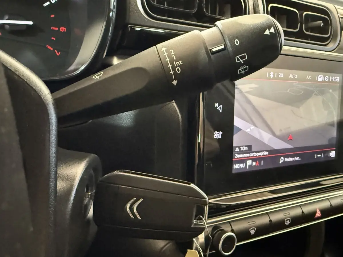 Gros plan sur le commodo et l’écran tactile du tableau de bord noir d’une Citroën C3 2021.