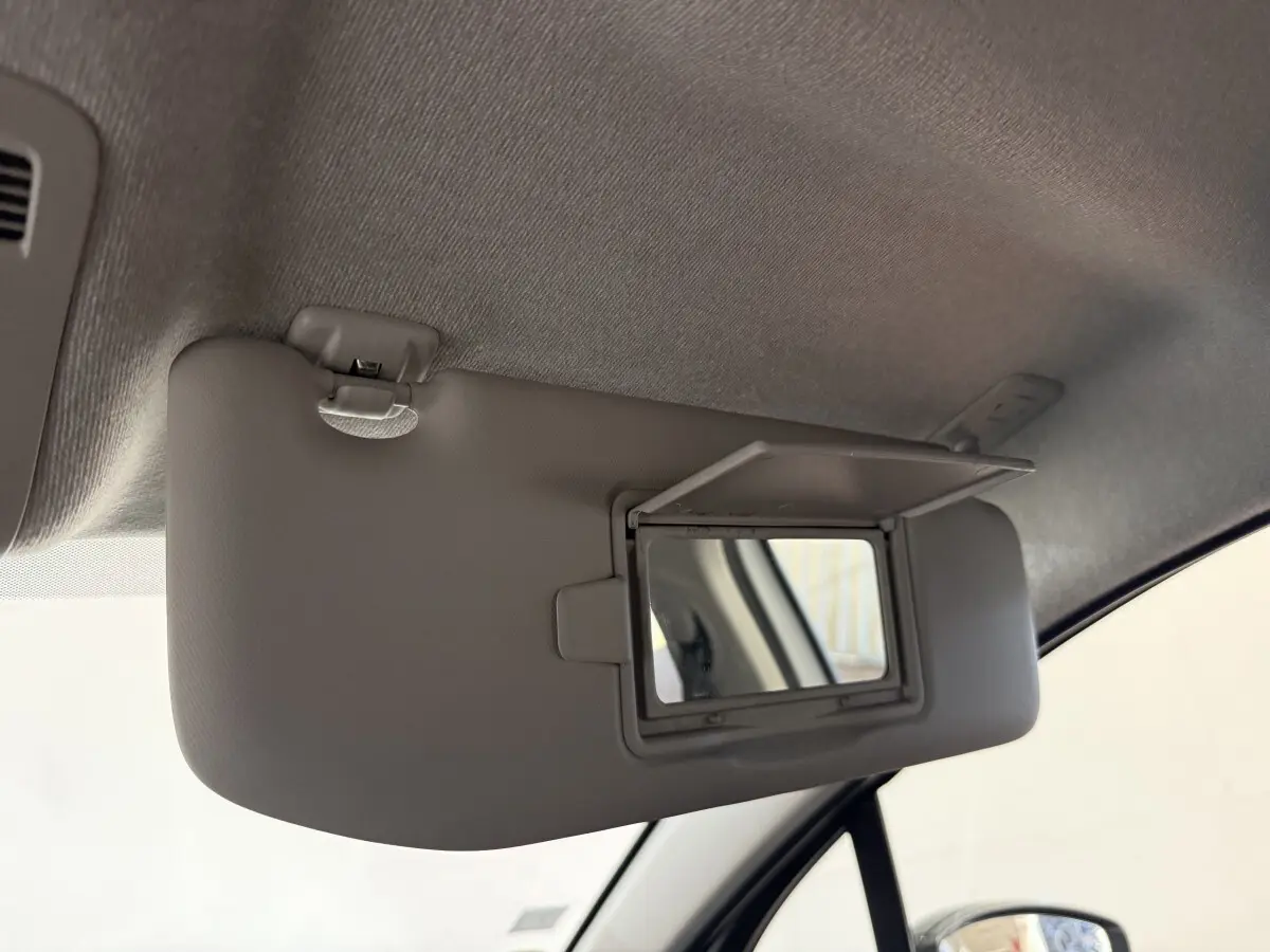 Miroir de courtoisie ouvert sur pare-soleil côté conducteur dans l’habitacle d’une Citroën C3 blanche 2021.