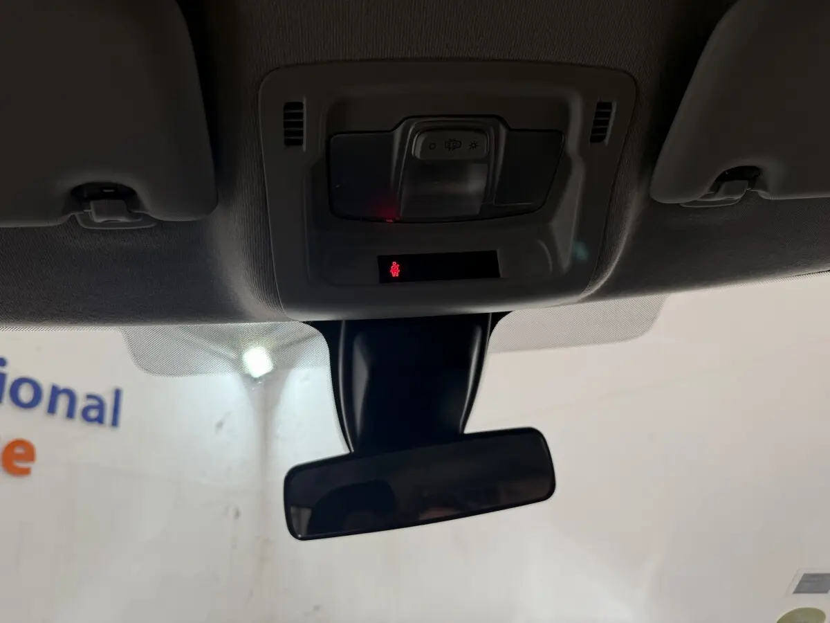 Vue intérieure du plafonnier et du rétroviseur central d’une Citroën C3 blanche de 2021.