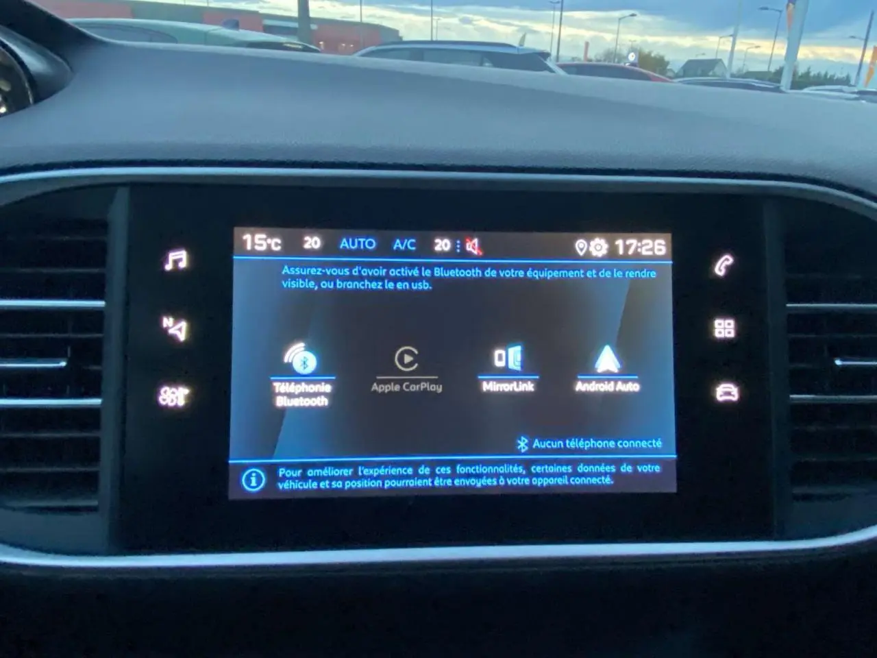 Écran tactile central de la Peugeot 308 gris clair, affichant les options Apple CarPlay et Bluetooth.